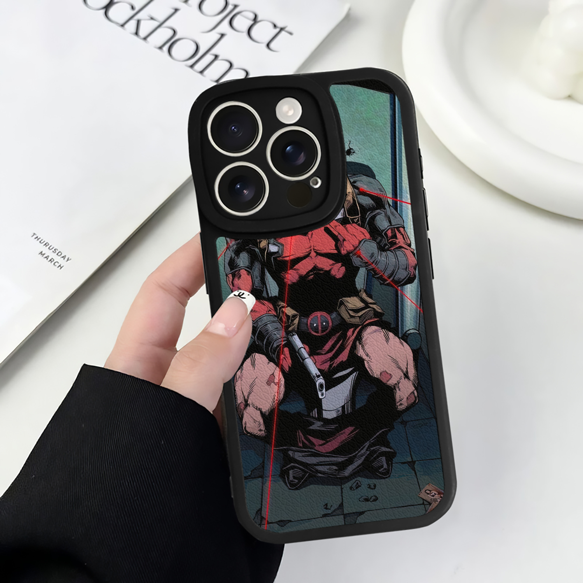（画像用） Deadpool デッドプール 【iPhone 16シリーズ対応】シリコンスマホケース（レザー調） 材質：シリコン